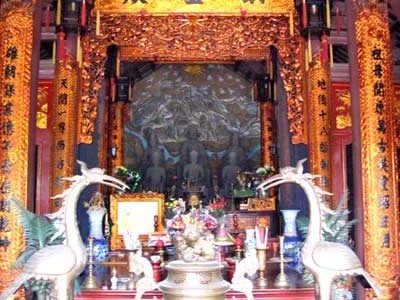 Bàn thờ chính tại Đền Thượng thuộc Khu di tích đền Hùng