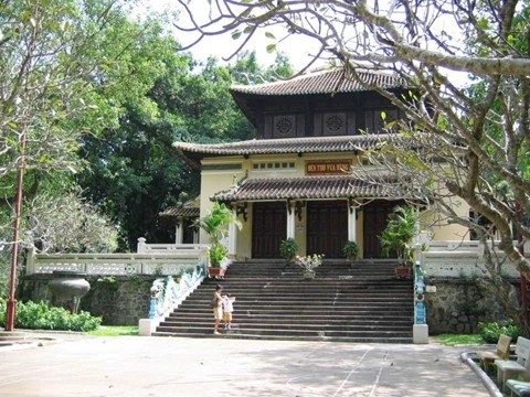 Đền thờ Hùng Vương tại Thảo Cầm Viên
