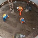 Các nhà khảo cổ học làm việc trên bộ xương được khai quật - có thể là hài cốt của các nạn nhân Cái chết đen - ở khu vực Farringdon của Luân Đôn trong bức ảnh phát tay chưa đề ngày này từ tháng 3 năm 2013.