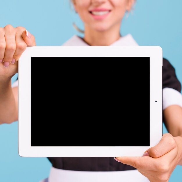 Một nhóm người trẻ đang ngại ngùng giao tiếp với nhau trong một buổi gặp mặt