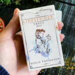 Hình ảnh lá bài tarot với nhiều biểu tượng khác nhau
