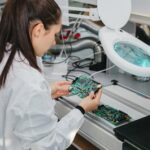 Kỹ sư điện đang kiểm tra hệ thống điện cao thế