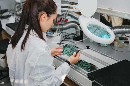 Kỹ sư điện đang kiểm tra hệ thống điện cao thế