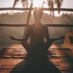 Một người phụ nữ ngồi thiền trong không gian yên tĩnh, thể hiện sự tập trung và thư giãn, tượng trưng cho việc nuôi dưỡng tâm hồn bằng thiền định