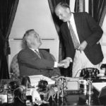 Tổng thống Franklin D. Roosevelt ký Đạo luật Trung lập, thể hiện quyết tâm giữ Hoa Kỳ tránh xa các cuộc xung đột quốc tế.