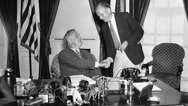 Tổng thống Franklin D. Roosevelt ký Đạo luật Trung lập, thể hiện quyết tâm giữ Hoa Kỳ tránh xa các cuộc xung đột quốc tế.