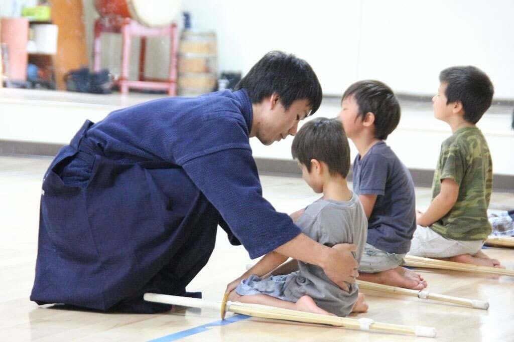 Các học sinh lớn tuổi (senpai) giúp đỡ các học sinh mới (kohai) trong khuôn viên trường, thể hiện sự quan tâm và hướng dẫn.