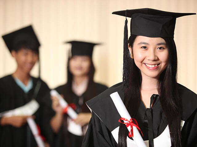 Một nhóm người Nhật đang thảo luận công việc, thể hiện sự tôn trọng thứ bậc và tinh thần hợp tác trong môi trường làm việc.