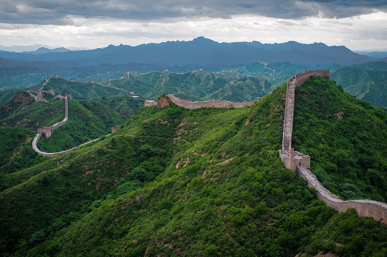 Vạn Lý Trường Thành, biểu tượng của nền văn minh Trung Hoa, thu hút hàng triệu du khách mỗi năm, tạo động lực cho phát triển ngành vận tải hành khách