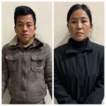 Người đàn ông ngồi buồn bã vì khó khăn tài chính