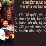 Ảnh chụp 5 điều Bác Hồ dạy được in trên bảng, xung quanh trang trí hoa và hình ảnh Bác tươi cười