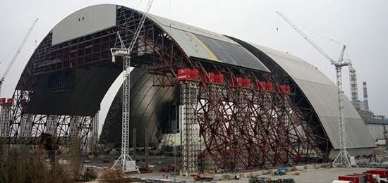 Chernobyl New Safe Confinement đang được xây dựng và trước khi được di chuyển vào vị trí