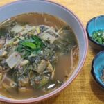 Hình ảnh bát canh lươn nóng hổi, hấp dẫn với màu vàng óng của lươn và màu xanh tươi của rau thơm, thể hiện sự bổ dưỡng và hấp dẫn của món ăn