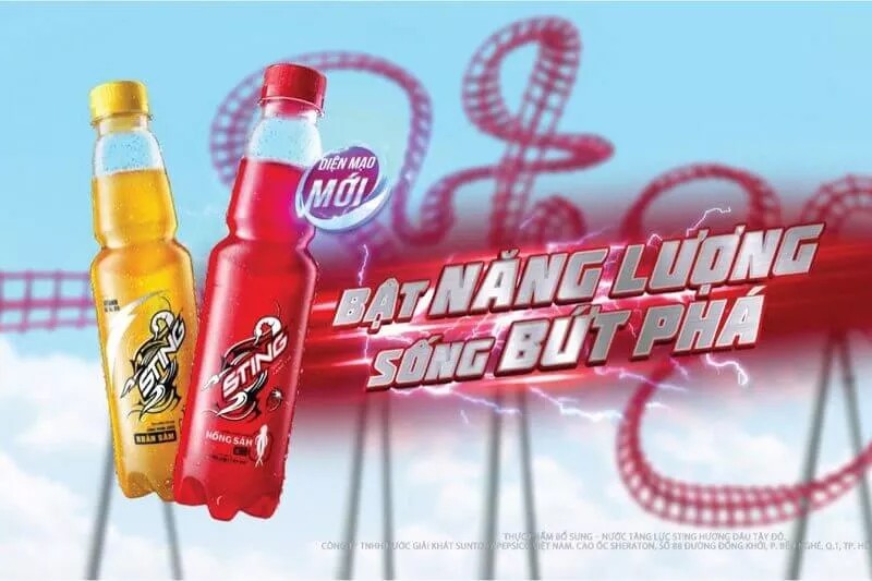 Hình ảnh minh họa người đang uống nước Sting, thể hiện sự tỉnh táo và năng lượng