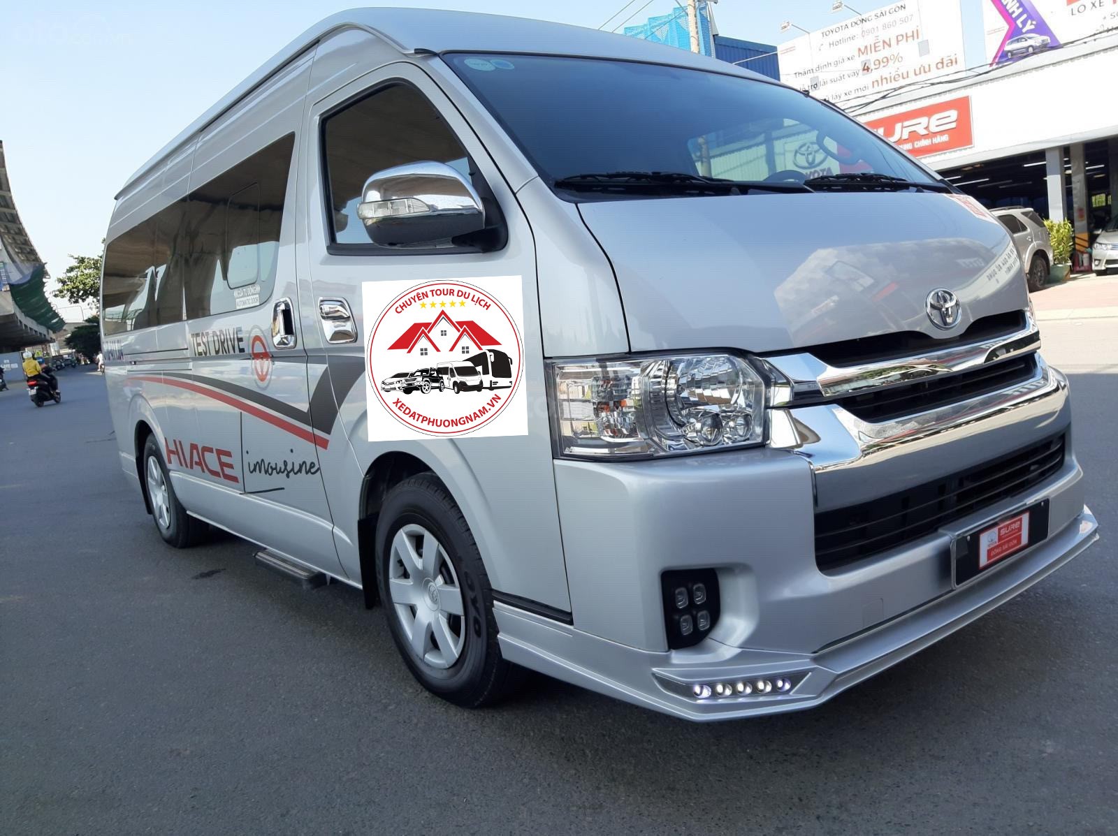Toyota Hiace 16 chỗ, bền bỉ và tiết kiệm