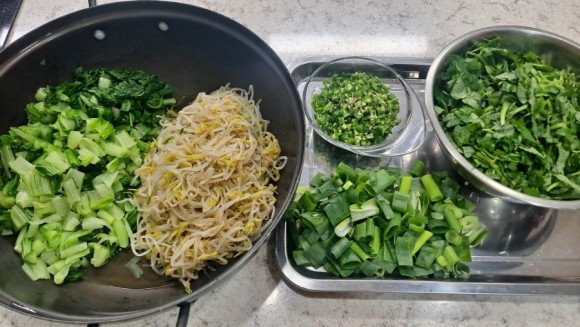 Hình ảnh các nguyên liệu tươi ngon được chuẩn bị để nấu canh lươn, thể hiện sự tỉ mỉ và cẩn thận trong quá trình chế biến