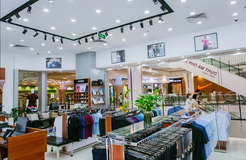 Vest nam tại trung tâm thương mại lớn