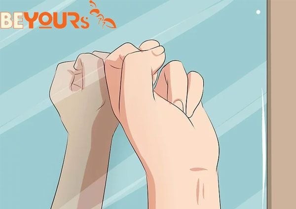 Cách nhận biết gương 2 chiều bằng phương pháp ngón tay.