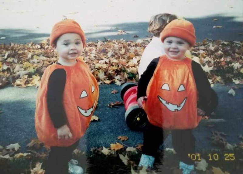 Hai chị em sinh đôi hóa trang trong đêm Halloween, tạo kỷ niệm đáng nhớ
