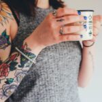 Các yếu tố ảnh hưởng đến giá xóa hình xăm ở TPHCM, bao gồm kích thước, loại mực, màu sắc và công nghệ sử dụng.