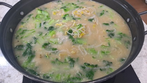 Hình ảnh bát canh lươn thơm ngon được phục vụ tại quán ăn, thể hiện sự chuyên nghiệp và hấp dẫn của món ăn