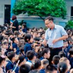 Vẽ tranh chào cờ thể hiện tình yêu quê hương đất nước