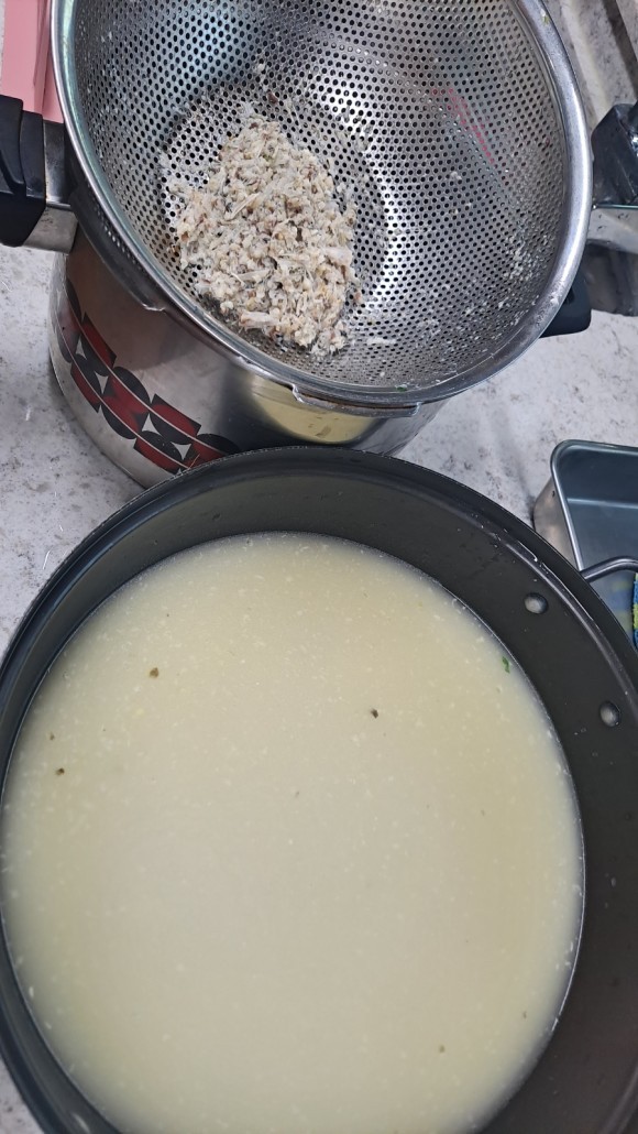 Hình ảnh bát canh lươn nóng hổi được múc ra bát, thể hiện sự hấp dẫn và sẵn sàng để thưởng thức, mang lại cảm giác ngon miệng và bổ dưỡng