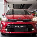 Đầu xe Kia Soluto với lưới tản nhiệt mũi hổ