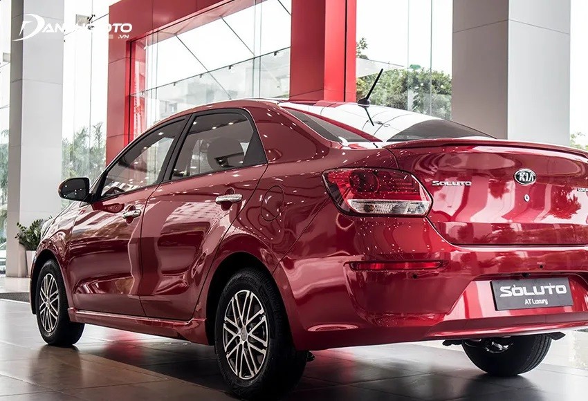 Đuôi xe Kia Soluto với cánh hướng gió