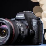 Máy ảnh Canon 6D với thiết kế nhỏ gọn và các nút điều khiển dễ sử dụng
