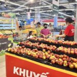 Mẹ đi siêu thị mua sắm cùng con, lựa chọn thực phẩm tươi ngon và bổ dưỡng cho gia đình
