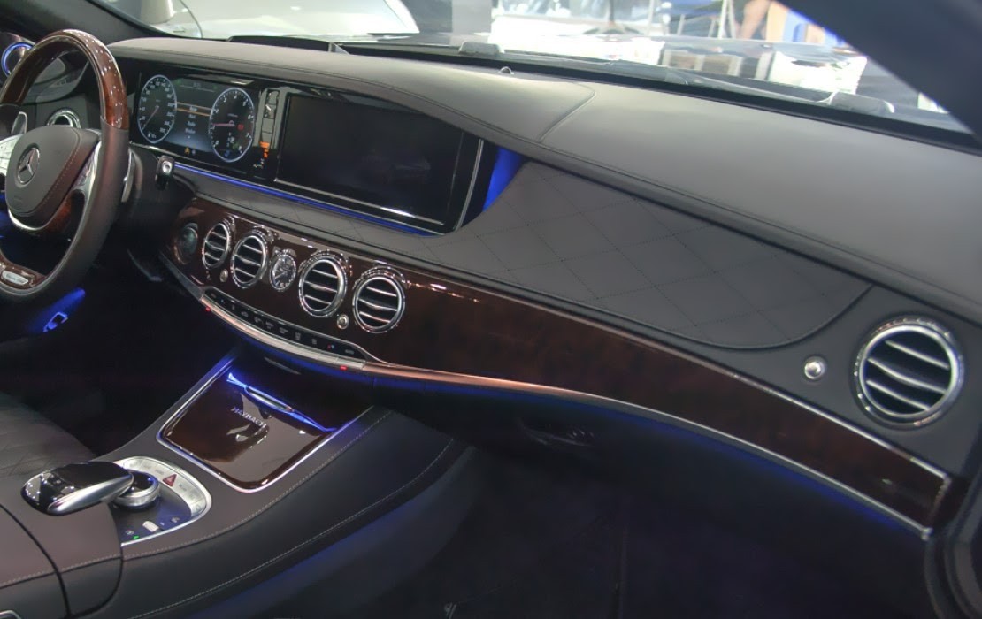 Nội thất Mercedes S500 với các chi tiết ốp gỗ và da cao cấp