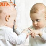 Nguyên lý hoạt động của gương một chiều dựa trên sự chênh lệch ánh sáng giữa hai bên.