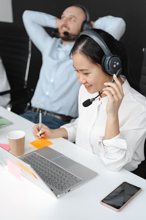 Hình ảnh một nhóm trẻ em đang tập luyện võ thuật, thể hiện sự kỷ luật và tinh thần đồng đội
