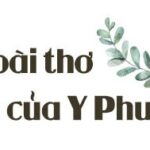Một bé trai đang chơi xe tải đồ chơi, thể hiện sự yêu thích và tò mò về xe tải từ nhỏ.