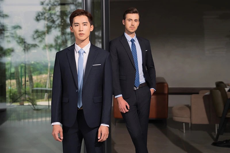 Phối đồ với áo vest nam của thương hiệu Việt