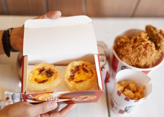 Bánh tart trứng KFC chụp ảnh cùng bạn bè