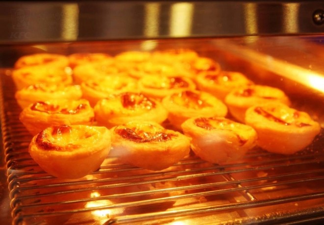 Bánh tart trứng KFC cận cảnh lớp vỏ bánh ngàn lớp