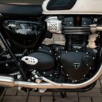 Triumph T100 xanh trắng với thiết kế cổ điển