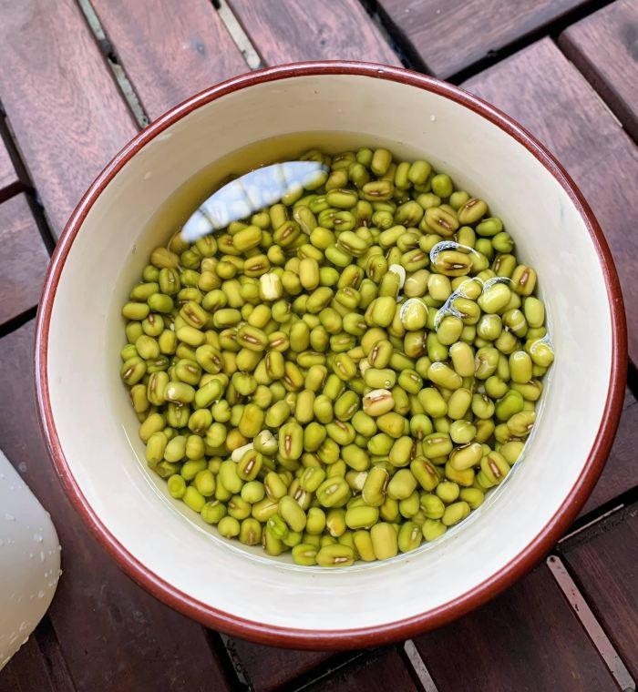 Ngâm đỗ xanh với nước ấm