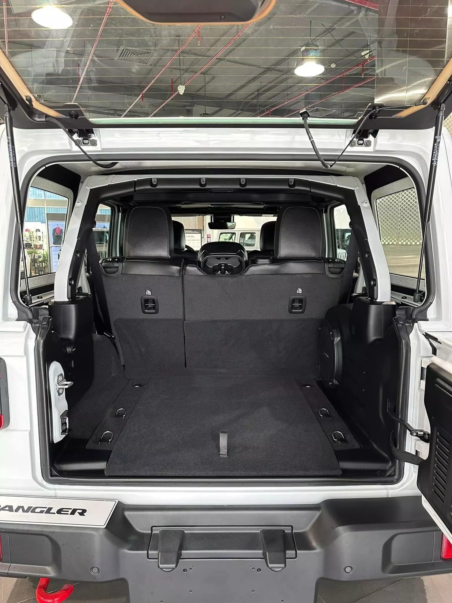 Khoang hÃ nh lÃ½ xe Jeep Wrangler.
