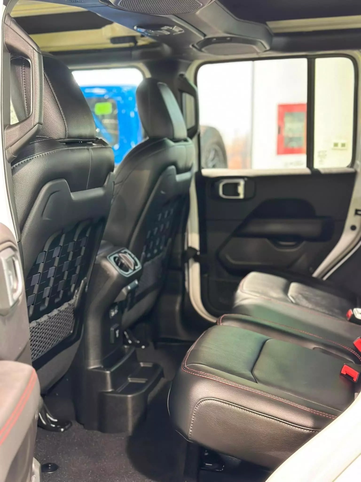 HÃ ng gháº¿ thá»© 2 trÃªn xe Jeep Wrangler.