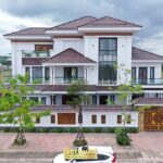 Biệt thự hiện đại với thiết kế đơn giản, tối giản, sử dụng kính và bê tông