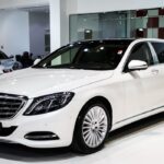 Đầu xe Mercedes S500 với lưới tản nhiệt mạ chrome và đèn pha Digital Light