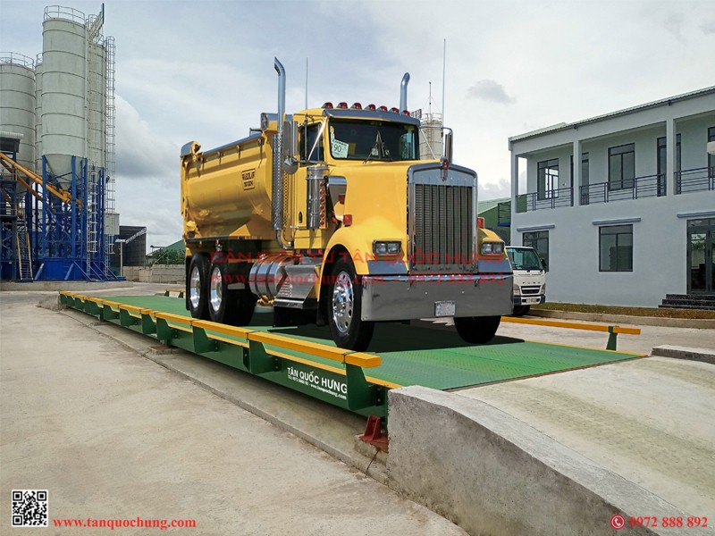Showroom Xe Tải Mỹ Đình trưng bày các loại cân xe tải hiện đại, chất lượng cao