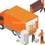Alt: Hình ảnh xe tải đang vận chuyển hàng hóa tại cảng biển, minh họa cho nhu cầu tuyển gấp lái xe tải