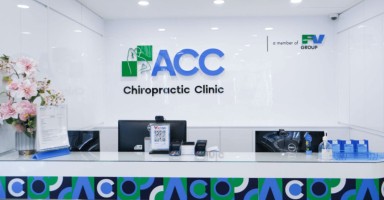 Quầy tiếp đón bệnh nhân tại Phòng khám ACC - Chiropractic, nơi xe đưa đón bệnh nhân (một dạng xe tải chở người) có thể dễ dàng đậu đỗ.