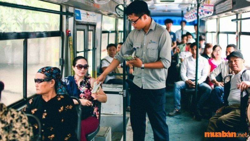 Een rij vrachtwagens van Xe Tai My Dinh