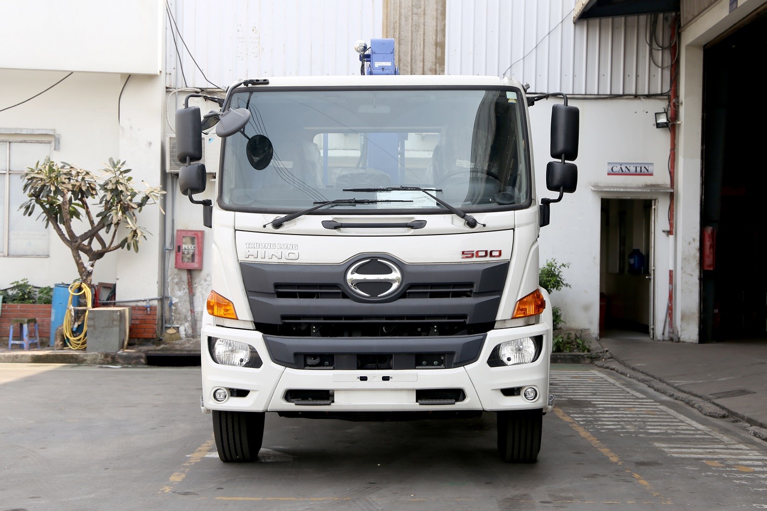 Xe cẩu Hino 15 tấn mạnh mẽ và bền bỉ trên mọi công trình