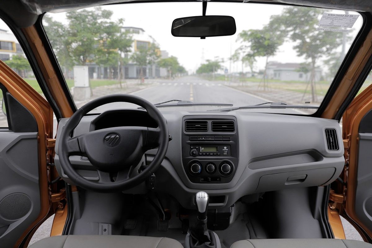 Intérieur du Foton double cabine : sièges en cuir et volant à 3 branches